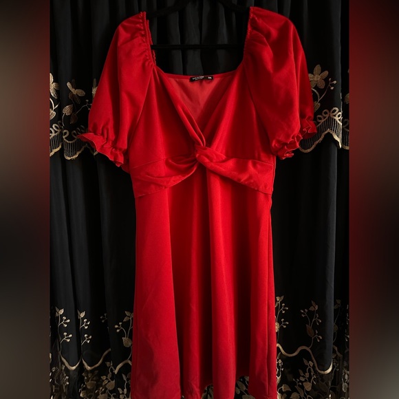 Chic Red Dress with Puff Sleeves - Picture 1 of 4